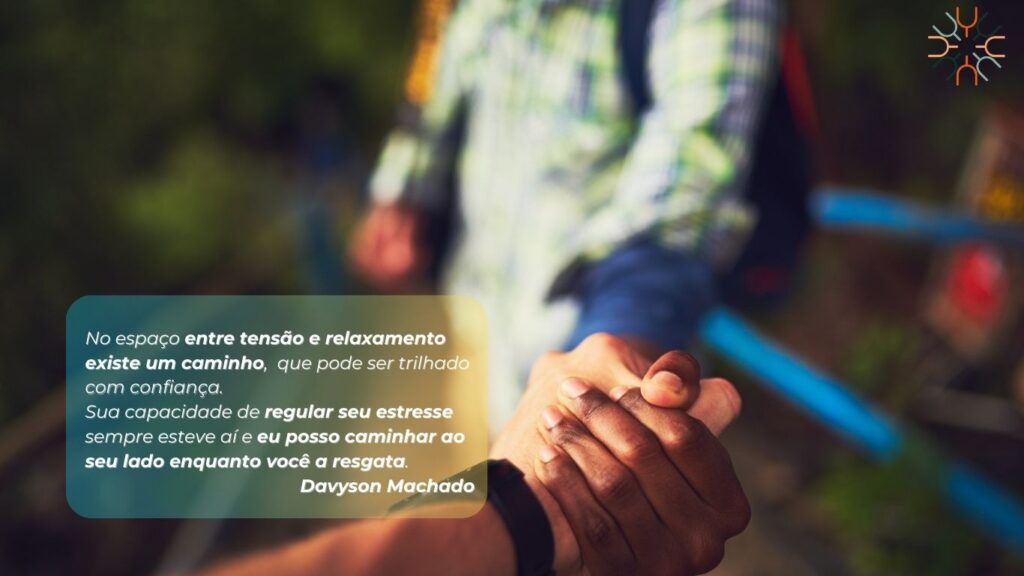 Mão estendida em um caminho na natureza, simbolizando suporte e a jornada da regulação do estresse com acompanhamento terapêutico